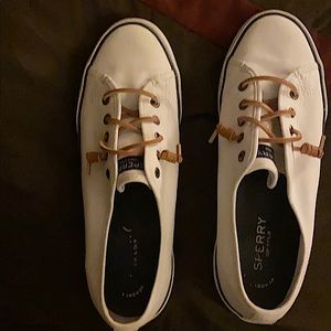 Women’s Sperry Top-Siders  with leather laces.